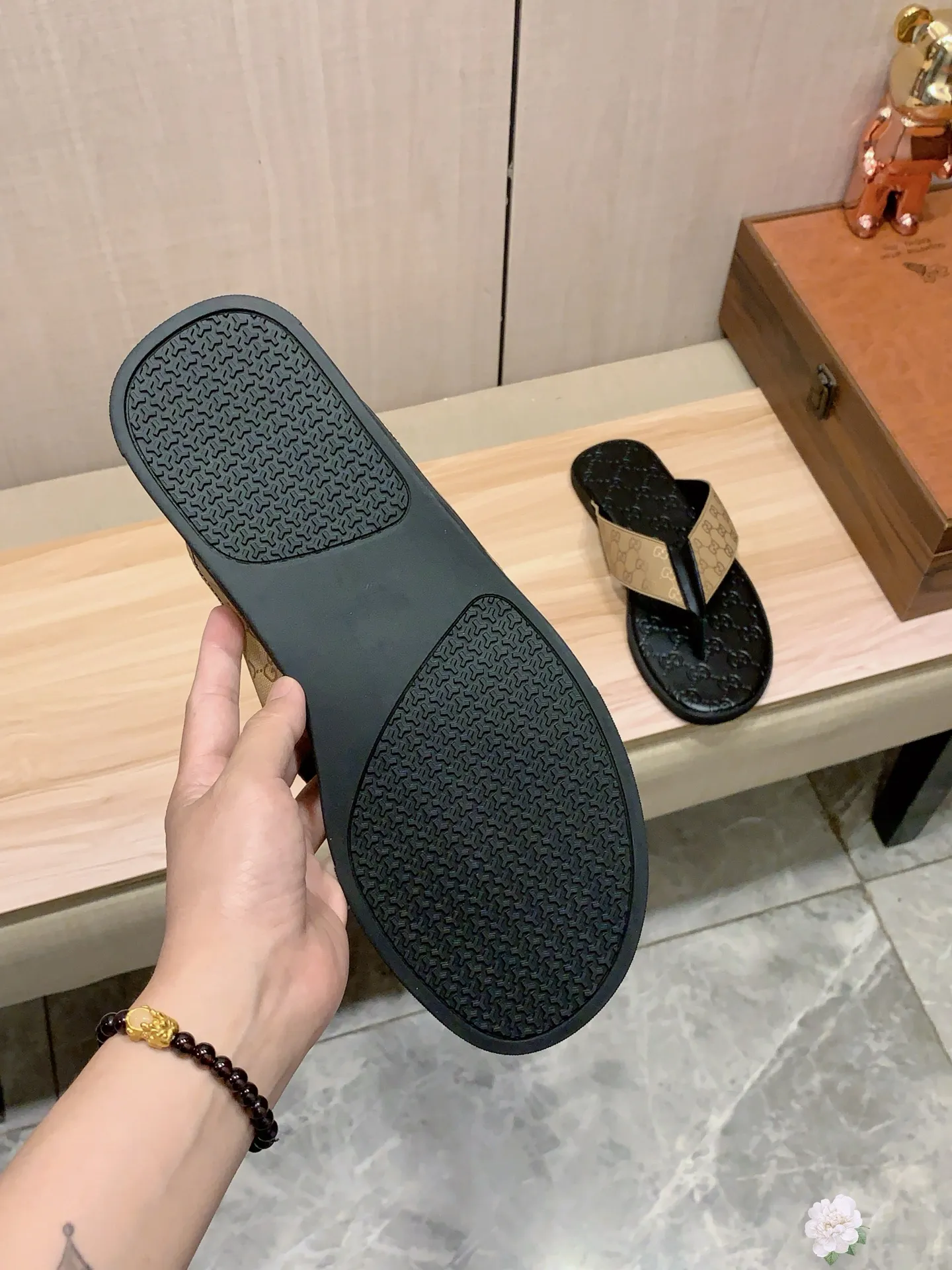 Slippers: New model: Factory price: 260💰💰🎩🎩🔥🔥《 Gucci* 》Series of slippers top purchasing agent🔍🔍Sold at the same time for men, original Italian imported webbing made of selected cowhide, exquisite workmanship,), sole: (super comfortable) original factory special sole, ⚠️exclusive double-layer movable molded sole super comfortable⚠️, real shot🎬the real thing is more beautiful🔍🔍266 regular code 38-44, can be ordered 45.